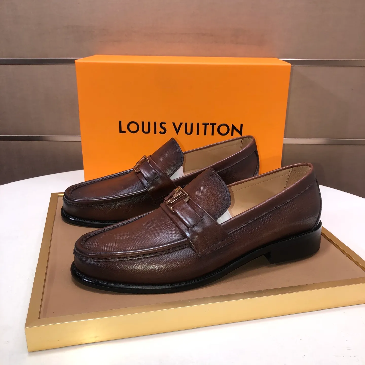 Men's men's shoes💰540💰[LV] (original single cowhide lining)🍀LV's latest genuine leather business suit shoes are available on the official website at the same time. The first-layer cowhide imported from Italy is made of heavy gold, and the official website has a 1:1 rubber outsole. Versatile to wear, high-end without losing class, and the color combination is extraordinary. This four-season style is alluring when worn on your feet, showing off your big-name flair. Standard code 38-45 (45 customized)